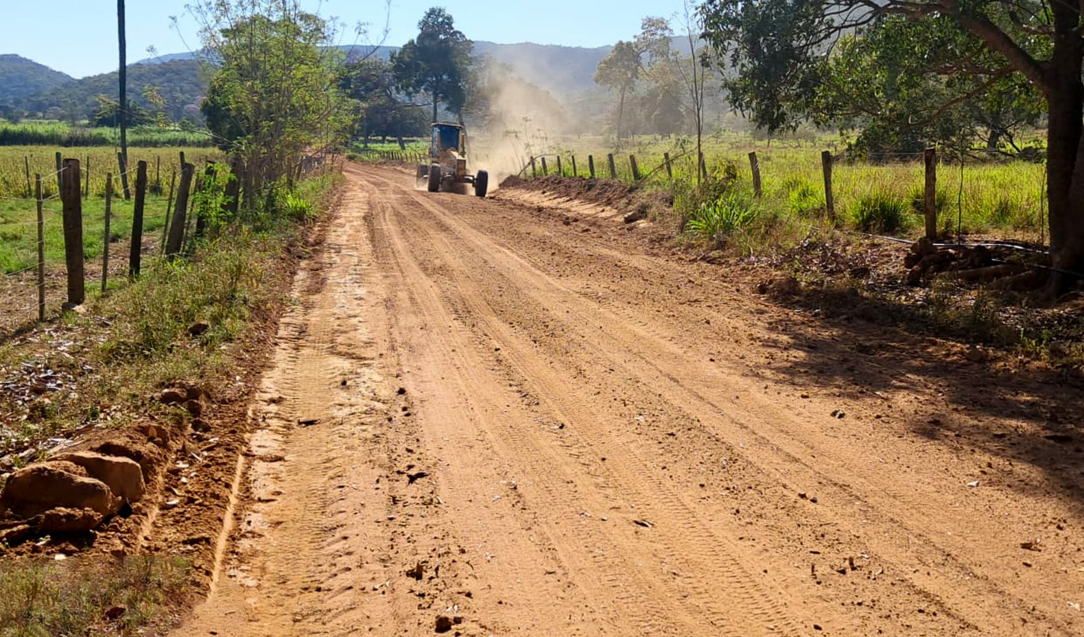 Prefeitura realiza melhorias na estrada da comunidade Boa Esperança